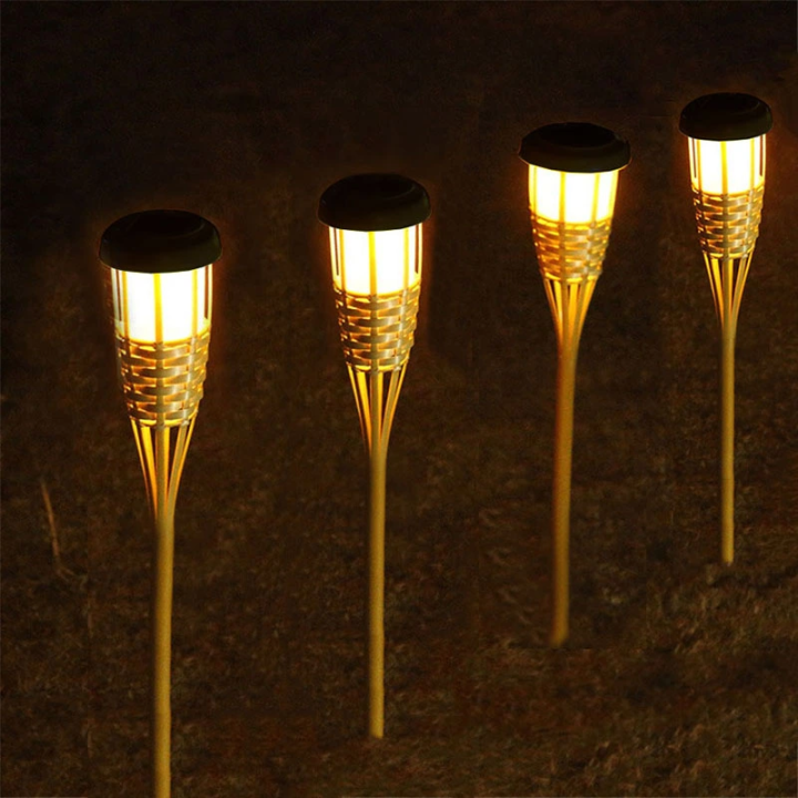 Соларна лампа факла от бамбук с ефект на пламък – 12 LED, ръчна изработка